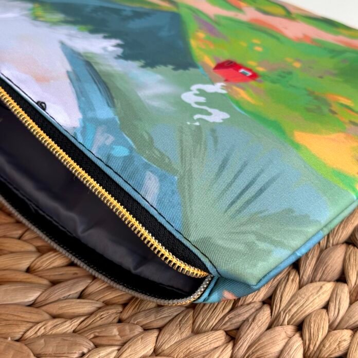 Red House Pouch – D1